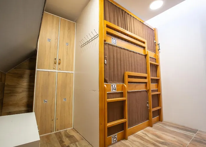 Aisha אכסניה *